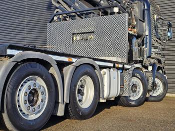 R490 8x2 / HMF 85 T/M CRANE + WINCH + JIB